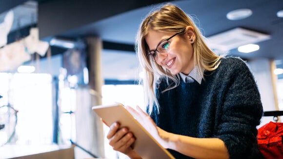 Woman working on tablet woman-working