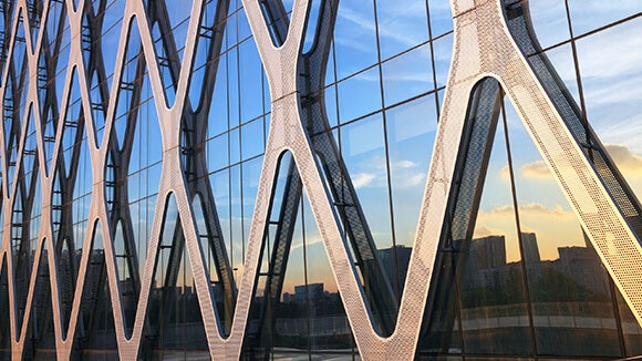L'horizon de ville en reflet contre immeuble moderne