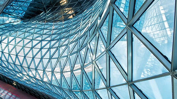 Structure moderne avec fenêtres en verre à triangle bleu