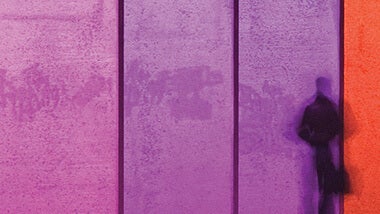 Silhouette d'une personne devant un mur rose