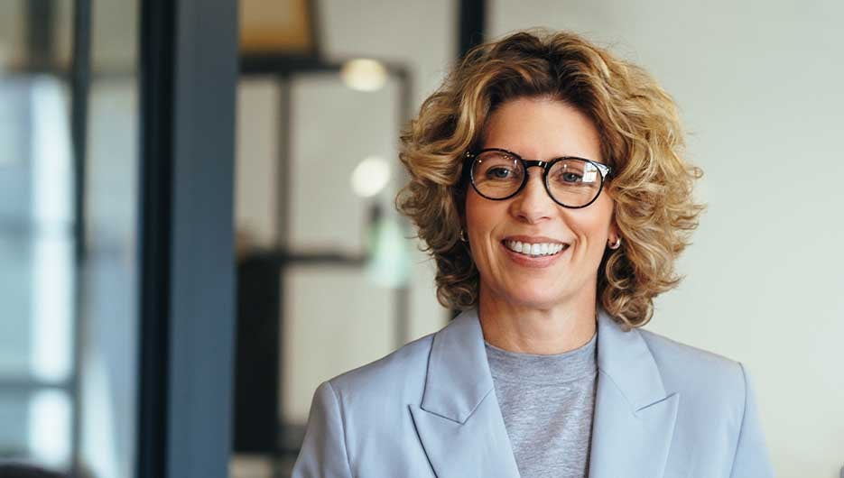 BE-25a-business-woman-speaking-with-her-team-935x530